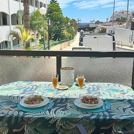 Arkadia 2 Guests - Pool - Balcony - 12min 아파트
